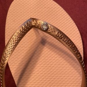 Havaianas- Rose Gold- crystal stone.Excellent condition. USA 11/12W (EUR 43/44)